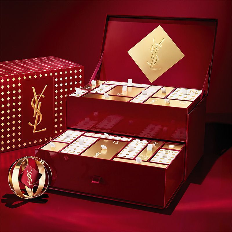 YSL beauty-adventskalender met cosmetica en parfums in een rood-gouden display.