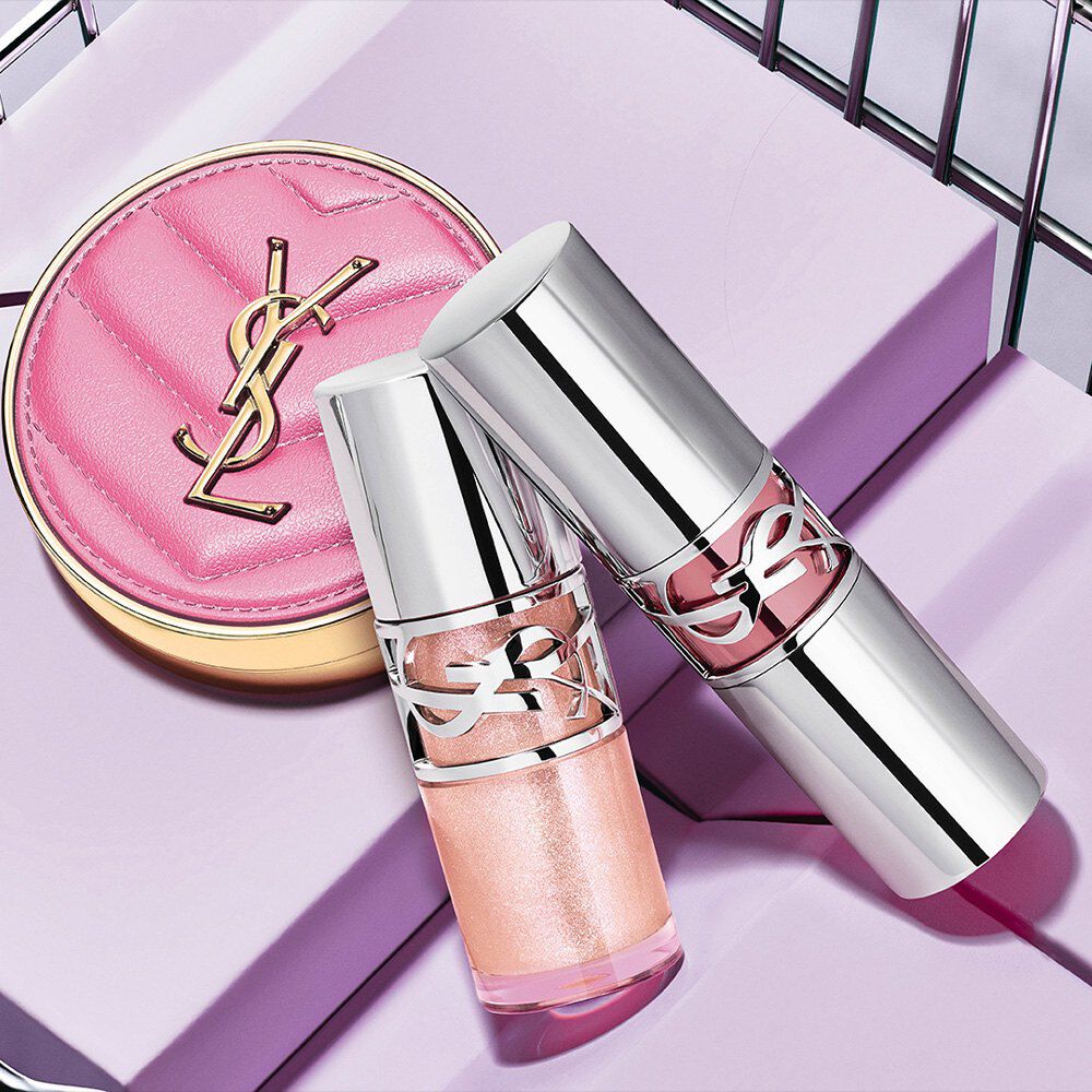 YSL LOVESHINE lipolien en Make Me Blush compact op een lavendelkleurige achtergrond.