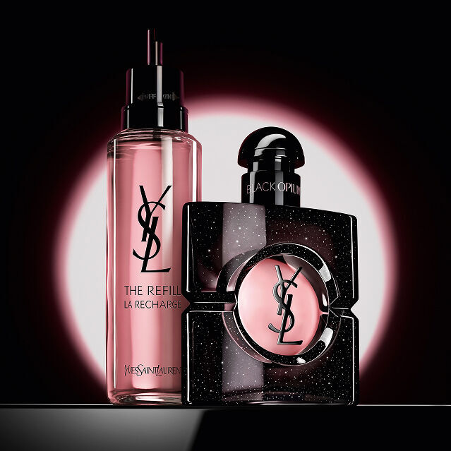 Black Opium Eau de Parfum-flacon naast de glazen navulflacon van 100 ml met het YSL-logo.