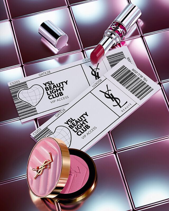 Loveshine lippenstift in de kleur Make Me Blush en twee VIP-tickets voor de YSL Beauty Light Club op een reflecterende tegelachtergrond.