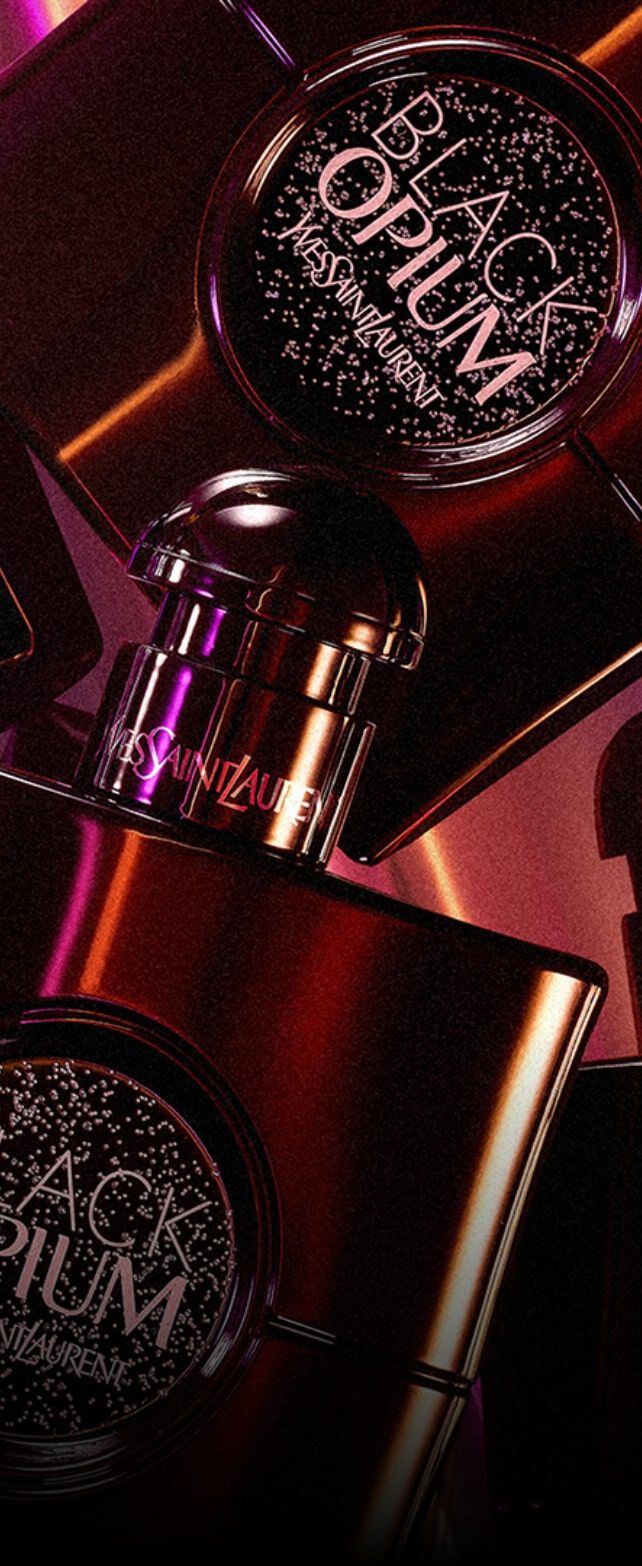 Een reeks flessen van het parfum Black Opium, omgeven door een sfeervolle mix van paarse en zwarte tinten.