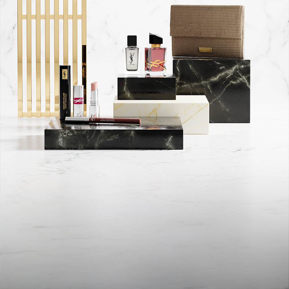 YSL-schoonheidsproducten op luxe marmeren sokkels.