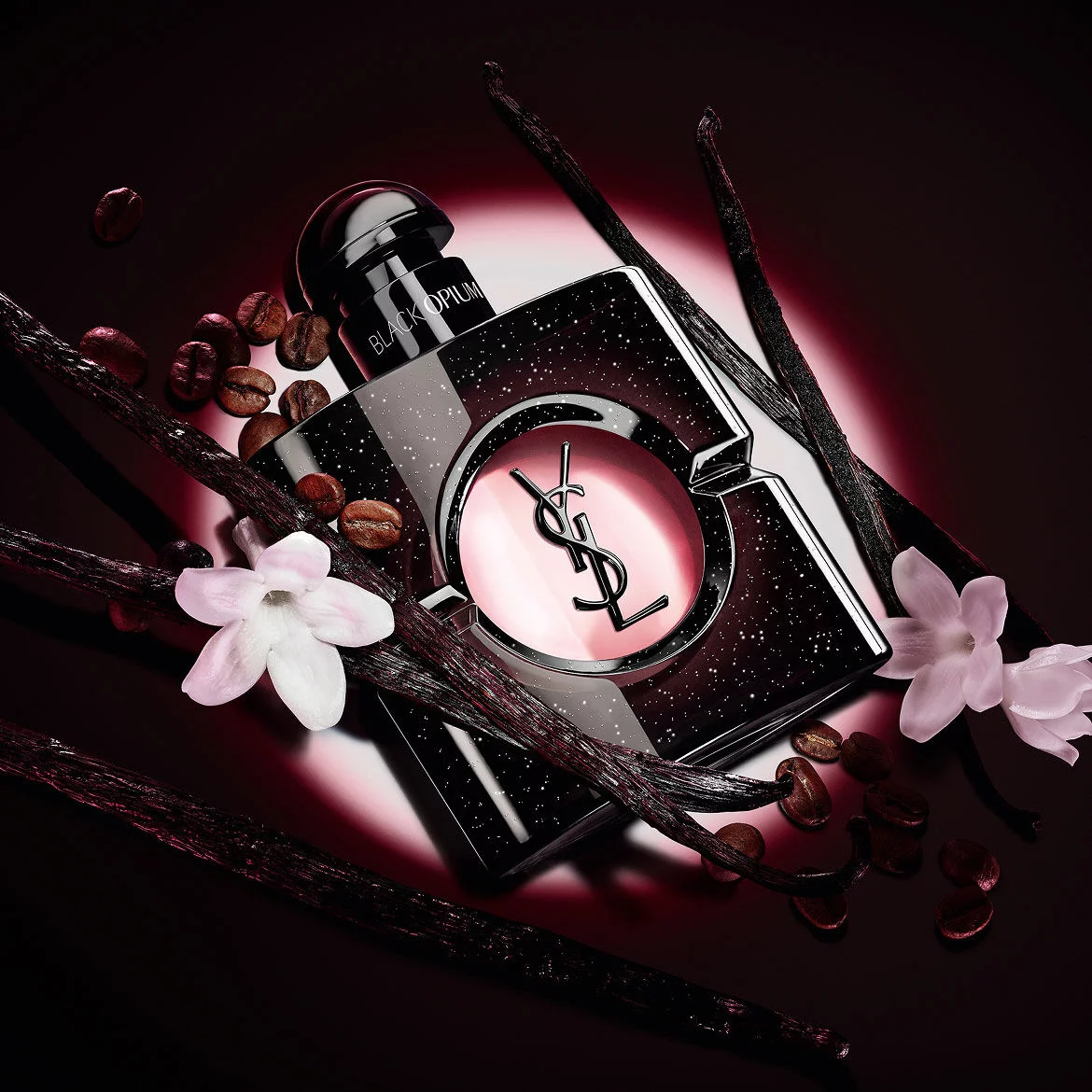 Black Opium Eau de Parfum-flacon met witte jasmijnbloemen, vanillepeulen en gebrande koffiebonen.
