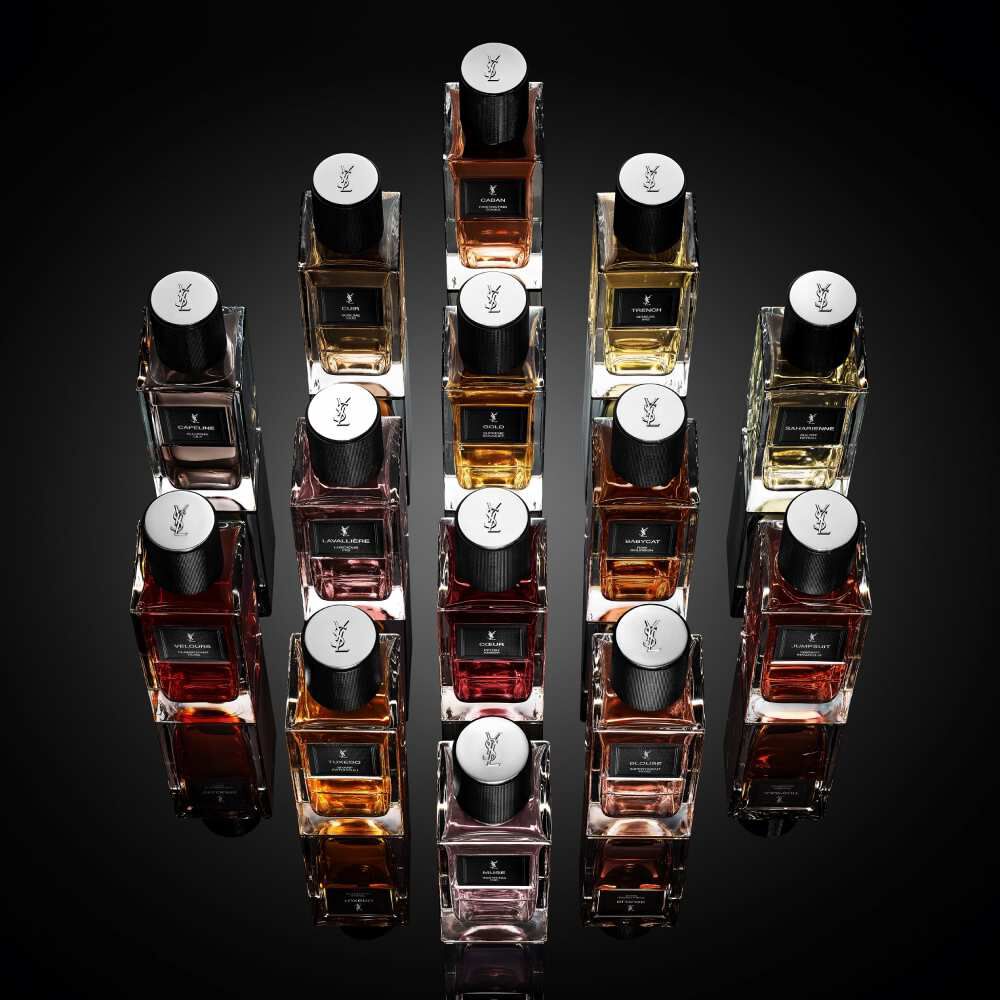 YSL-parfumflacons in een geometrische opstelling op zwarte achtergrond