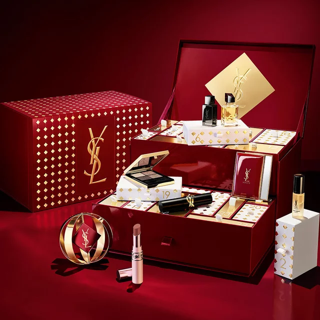 YSL-adventskalender en beautyproducten tegen een rode achtergrond.