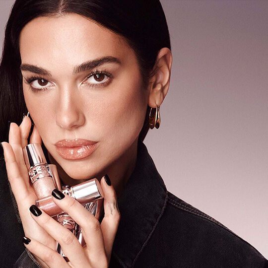 Dua Lipa poseert met YSL Loveshine-lipsticks.​