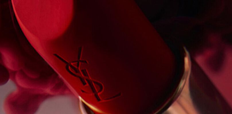 Close-up van een rode YSL-lippenstift.