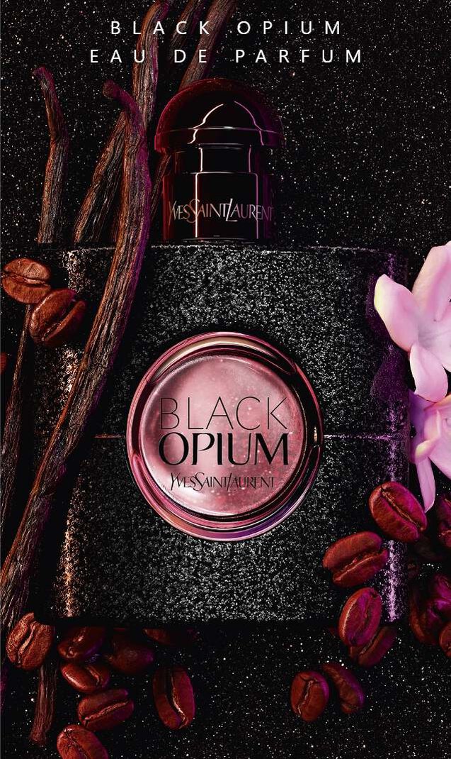 Een stijlvolle geurflacon van Black Opium omringd door koffiebonen, vanillepeulen en een paar bloemen op een donkere achtergrond.