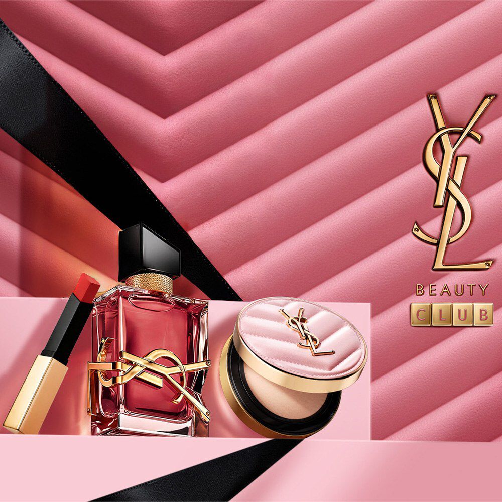 YSL Beauty Club-producten op roze treden met zwart lint.​