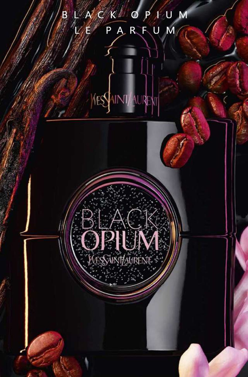Een fles Black Opium parfum van Yves Saint Laurent, omringd door koffiebonen, vanillepeulen en paarse bloemen op een zwarte achtergrond.