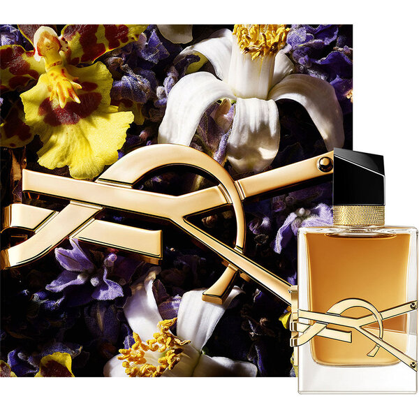 LIBRE EAU DE PARFUM INTENSE-flacon omringd door dieppaarse bloemen en een gouden kettingdetail.