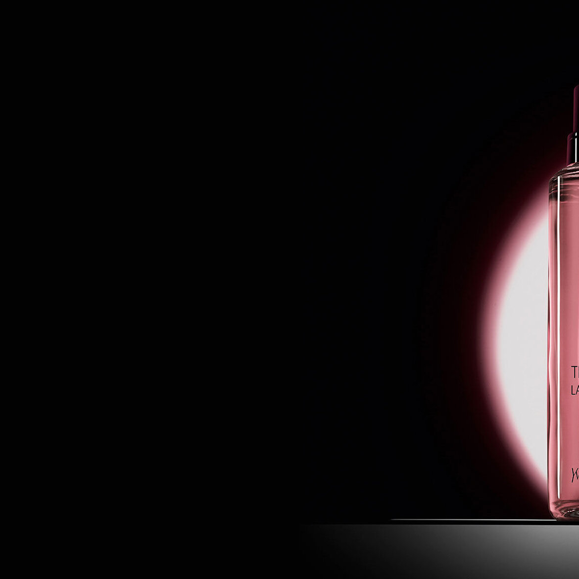 Black Opium Eau de Parfum-flacon naast de glazen navulflacon van 100 ml met het YSL-logo.