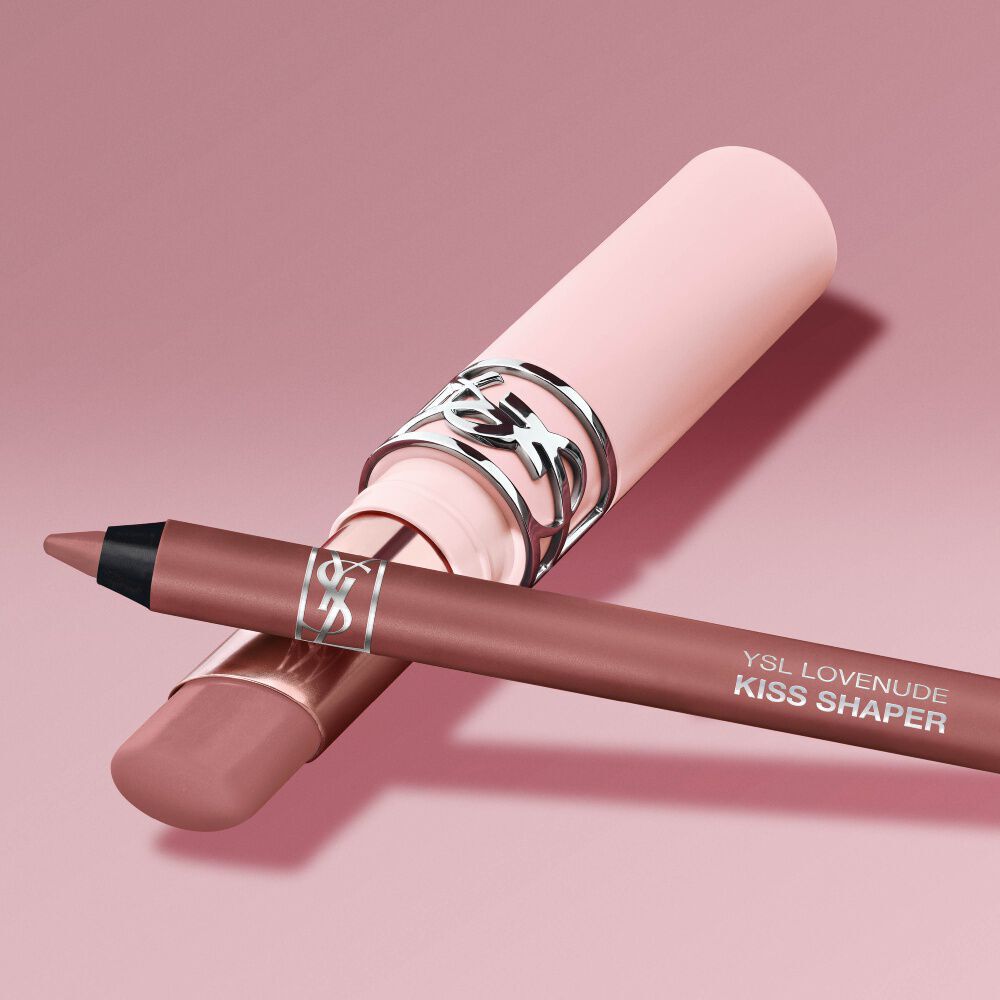 YSL LOVENUDE Kiss Shaper and Lip Blusher in tint 1, digitaal stilleven op een zachtroze achtergrond.