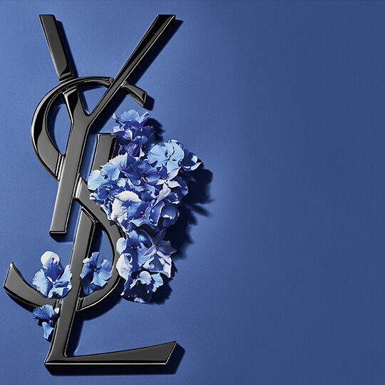 Zwart YSL-logo met blauwe bloemen op blauwe achtergrond