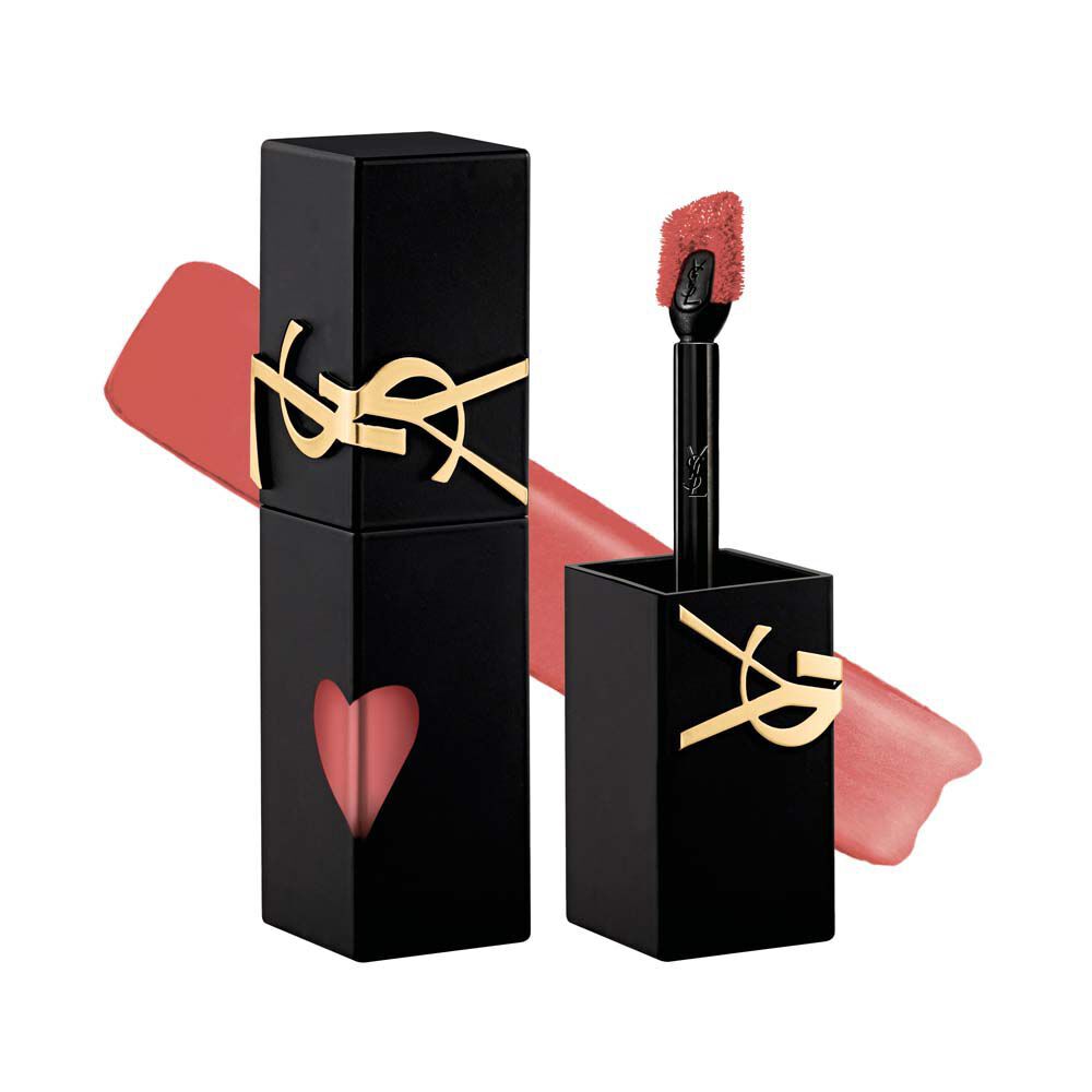 Matte zwart YSL lipstain-flesje naast zijn losgedraaide dop en applicatorborstel, getoond voor een zacht-matte vloeibare textuurswatch.
