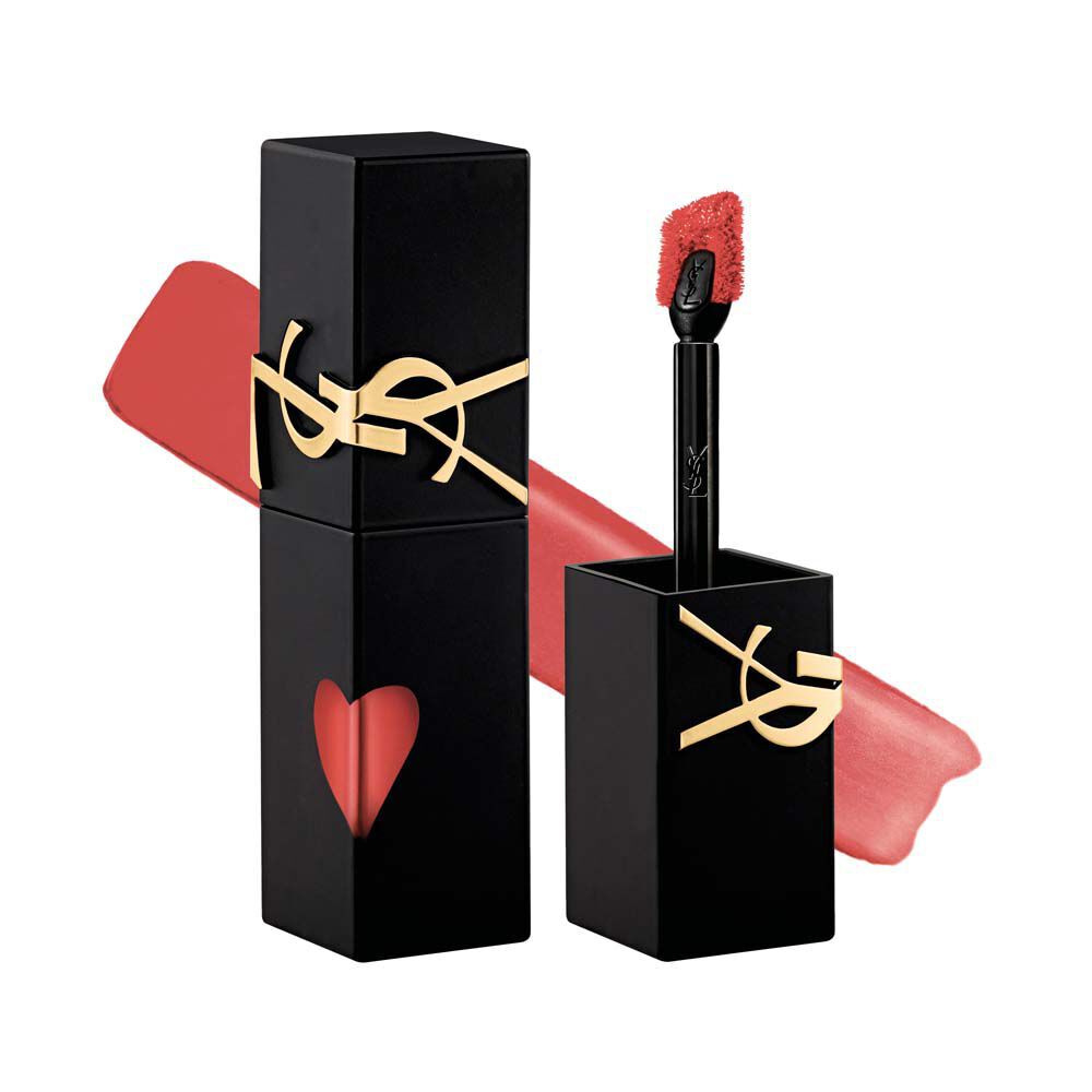 Matte zwarte YSL-lippenstiftfles naast zijn losgedraaide dop en applicatorborstel, getoond voor een zachte matte vloeistoftextuur in een swatch.