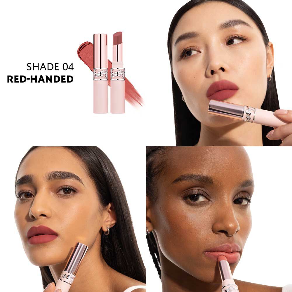 Model draagt YSL LOVENUDE LIP BLUSHER tint 04 Red-Handed met zachte matte afwerking.