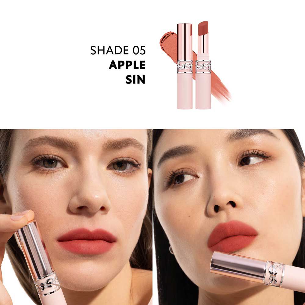 Model draagt YSL LOVENUDE LIP BLUSHER tint 05 Apple Sin met zachte matte afwerking.