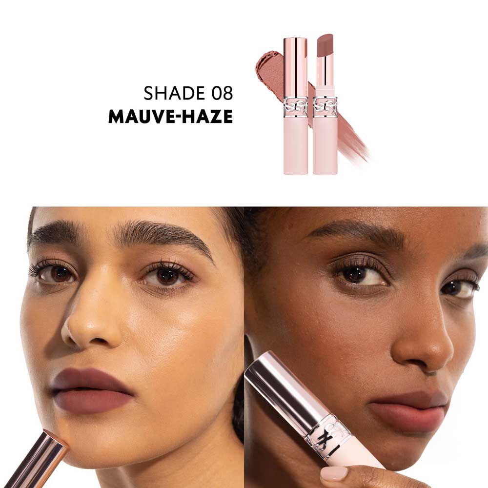 Model draagt YSL LOVENUDE LIP BLUSHER kleur 08 Mauve-Haze met zachte matte afwerking.