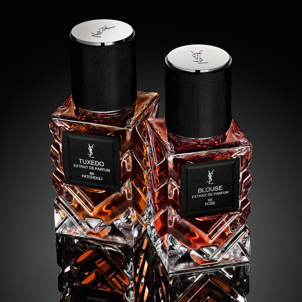 YSL Le Vestiaire des Parfums Tuxedo en Blouse Extrait de Parfum, gefacetteerde flessen met zwarte doppen, op een reflecterend zwart oppervlak.