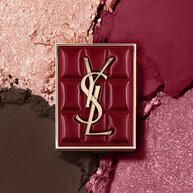 YSL Couture Mini Clutch-palet tegen een gestructureerde achtergrond van sprankelende oogschaduwpoeders in #1982 Burgundy Millesime.