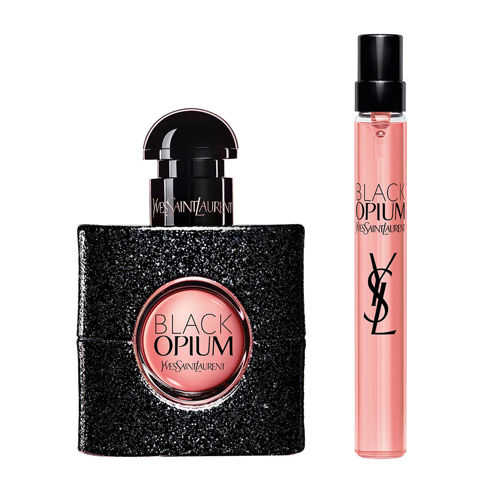Black Opium Eau de Parfum fles van 30 ml naast een 10 ml reisspray op een witte achtergrond.