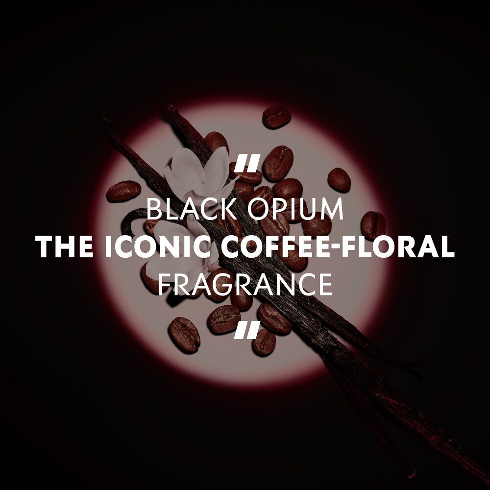 Vanillepeulen, witte bloemen en koffiebonen in de spotlights met de quote: "BLACK OPIUM DE ICONISCHE COFFEE-FLAT GEUR."
