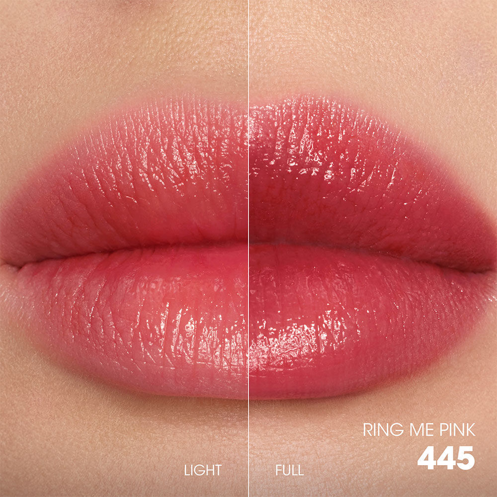 Split-screencollage met lippenstalen: links een zachte, gediffundeerde "Light"-applicatie, rechts een gedurfde, verzadigde "Full"-applicatie.