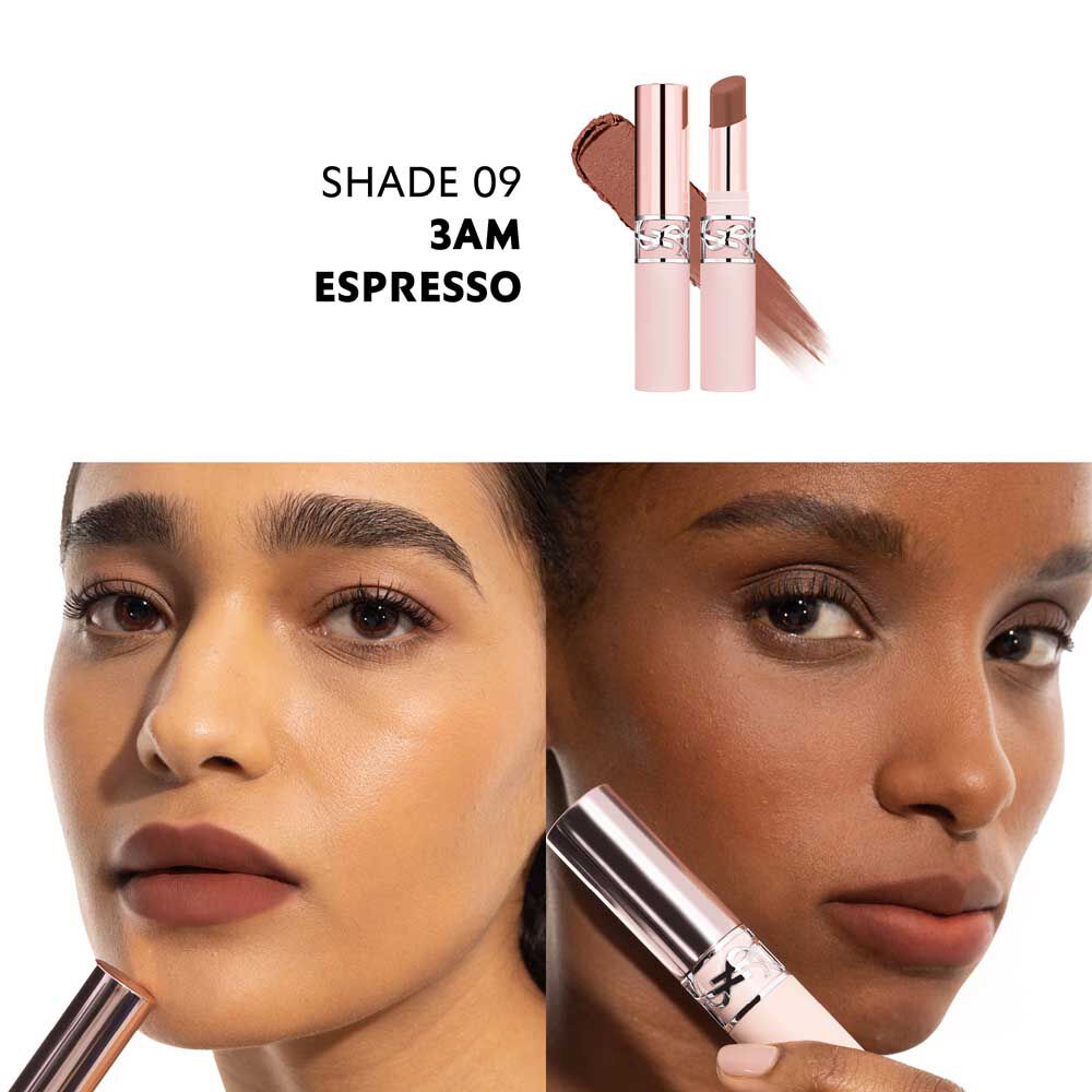 Model draagt YSL LOVENUDE LIP BLUSHER kleur 09 3AM Espresso met zachte matte afwerking.