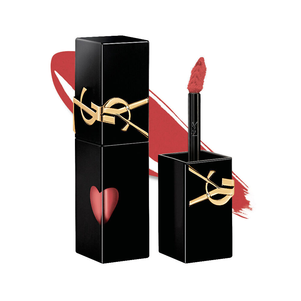Matte zwarte YSL-lippenvlekfles naast de geopende dop en applicatorborstel, getoond voor een glanzende vloeibare textuurstrook.