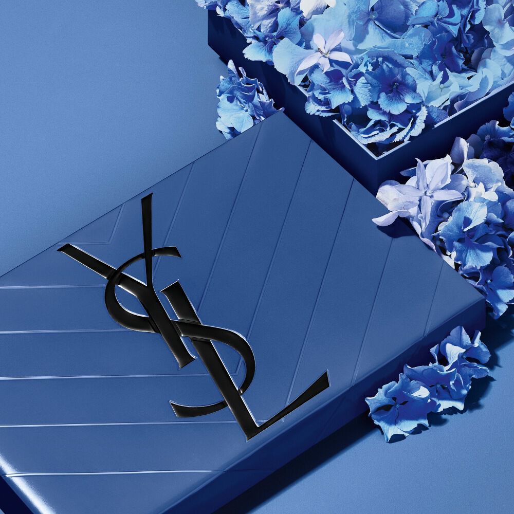 YSL Vaderdag blauwe cadeauset, met het iconische Cassandre-logo, overladen met delicate blauwe bloemaccenten.
