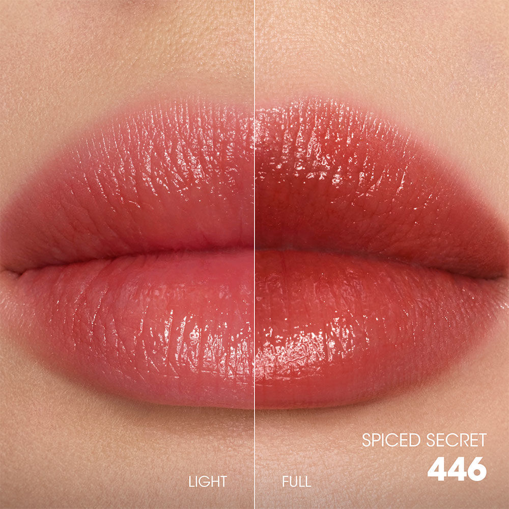 Split-screen lippenstalenvergelijking met een zachte, gediffundeerde "Light"-applicatie links en een gedurfde, verzadigde "Full"-applicatie rechts.