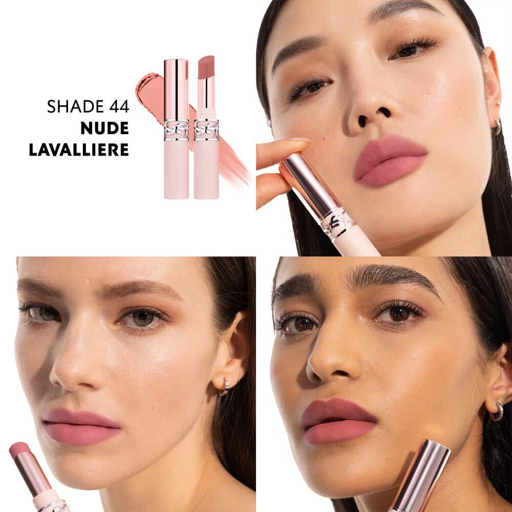 Model draagt YSL LOVENUDE LIP BLUSHER kleur 44 Nude Lavalliere met zachte matte afwerking.