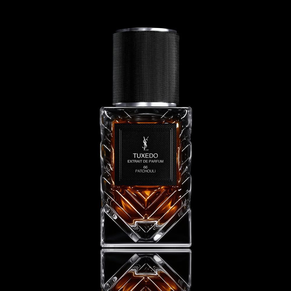 YSL LVDP Tuxedo Extrait de Parfum 66 Patchouli, een luxe fles van 50 ml op een reflecterende zwarte achtergrond.