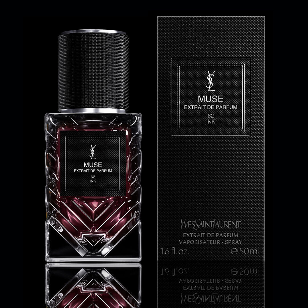 YSL Muse extrait de parfum fles met een buitenverpakking op een zwarte achtergrond.