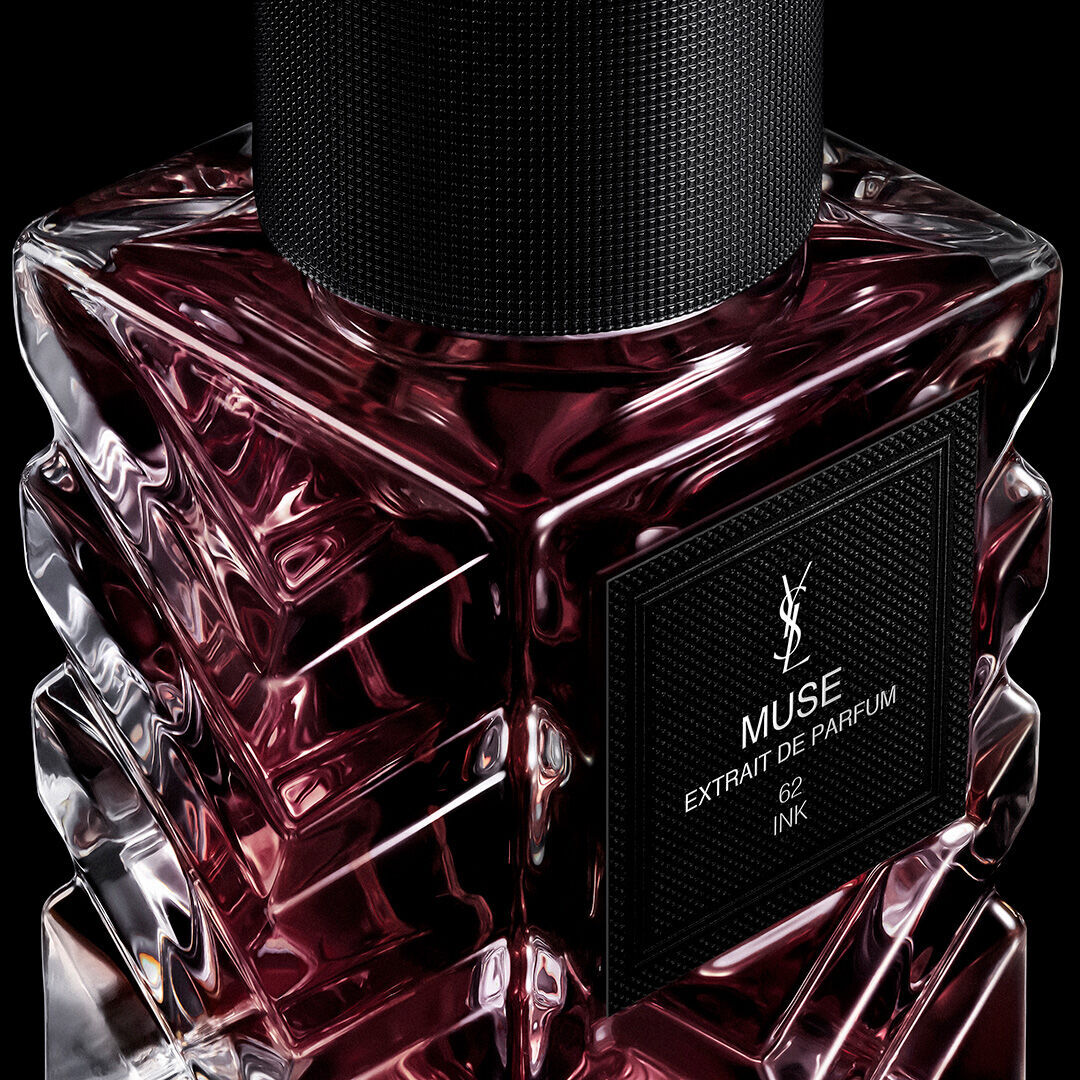 YSL Le Vestiaire des Parfums extrait de parfum flessen Tuxedo, Muse en Blouse op reflecterend zwart oppervlak.