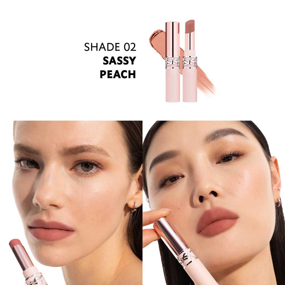 Model draagt YSL LOVENUDE LIP BLUSHER kleur 02 Sassy Peach met zachte matte afwerking.