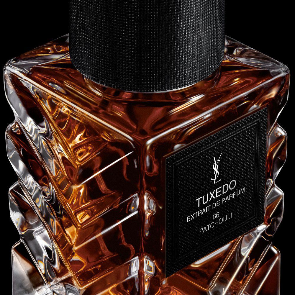 YSL LVDP Tuxedo Extrait de Parfum fles van 50 ml, close-up op het elegante zwarte label met tekst 'TUXEDO' en 'PATCHOULI'.