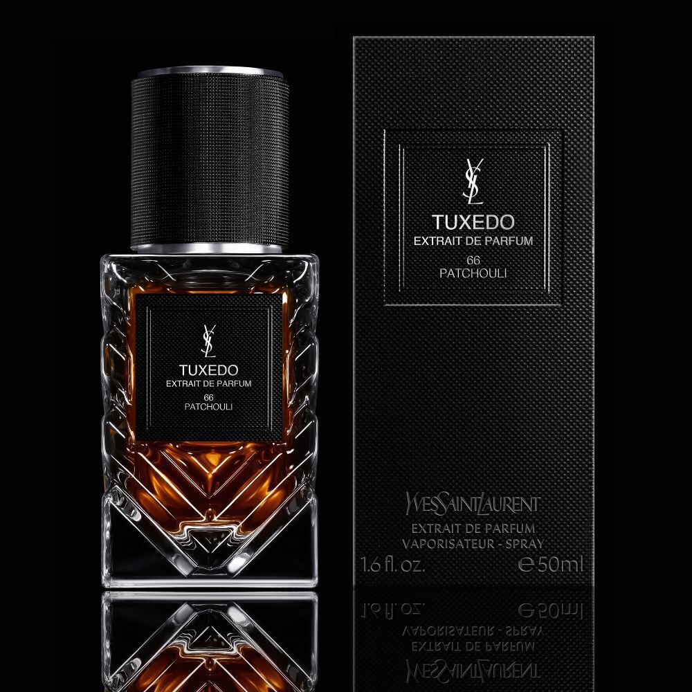 YSL LVDP Tuxedo Extrait de Parfum 66 Patchouli 50ml fles en de elegante getextureerde doos op een zwarte achtergrond.