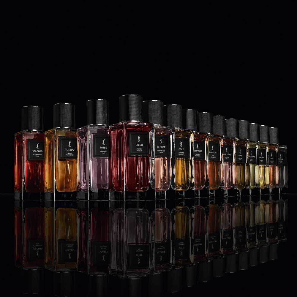 De complete Le Vestiaire des Parfums geurlijn staat op een reflecterend zwart spiegeloppervlak.