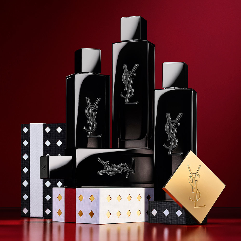 YSL MYSLF Eau de Parfum flacons gestapeld op zwart-met-zilver geprofileerde geschenkdozen.