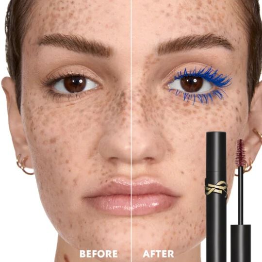 Voor en na vergelijking van Lash Clash Mascara in electric blue bij een vrouw met sproeten. De 'Na' kant toont volumineuze, helderblauwe wimpers met een hoge impact.