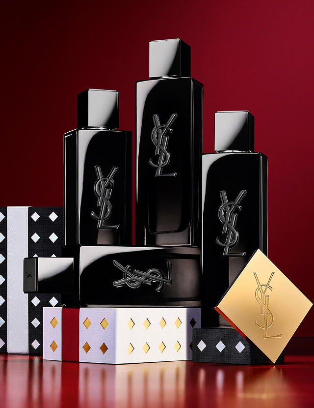 YSL MYSLF Eau de Parfum flacons gestapeld op zwart-met-zilver geprofileerde geschenkdozen.