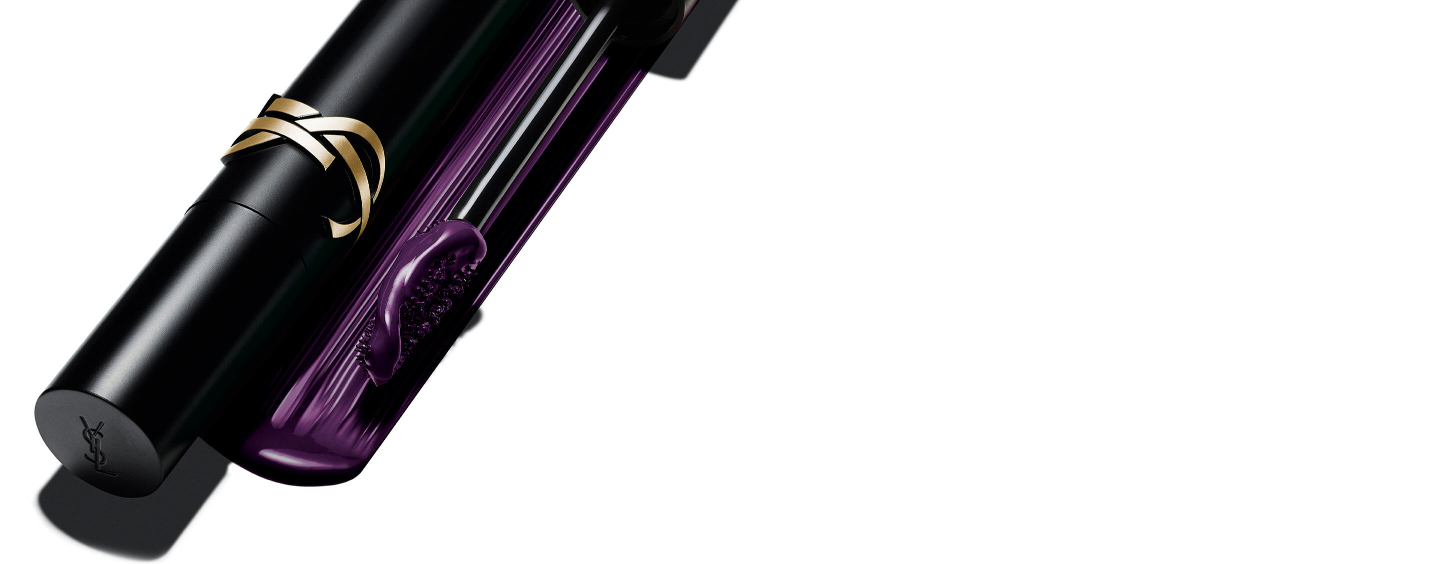 Yves Saint Laurent Lash Clash Mascara in pruimkleur, met de zwarte huls met gouden YSL-logo en de borstel die de paarse textuur laat zien.