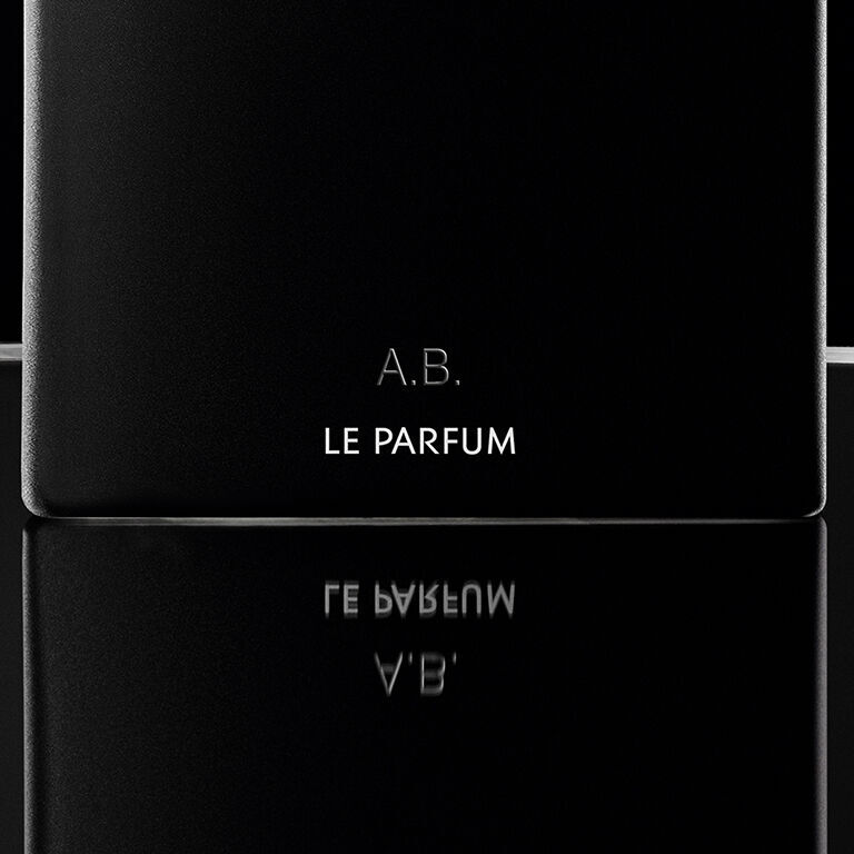 Close-up van een gepersonaliseerde YSL MYSLF Le Parfum-flacon, gegraveerd met 'A.B.', die de kunst van luxe schenken toont.