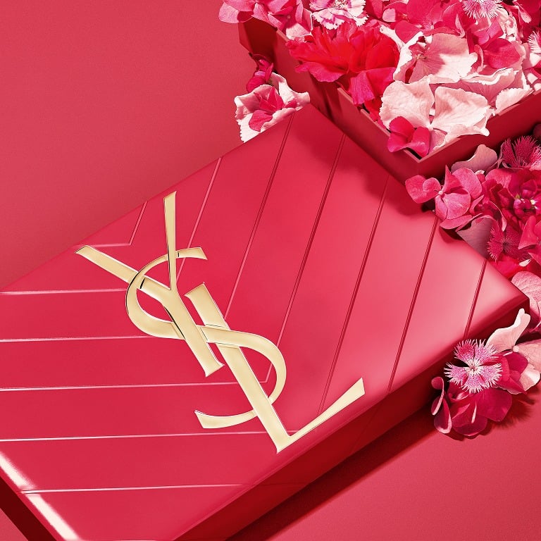 YSL Moederdag roze cadeauset, met het iconische Cassandre-logo en roze bloemenaccenten.