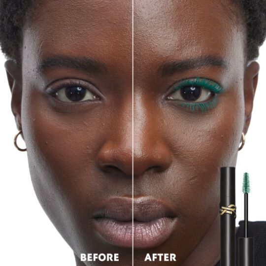 Voor en na vergelijking van Yves Saint Laurent Lash Clash Mascara in teal green bij een vrouw met een donkere huidskleur. De 'Na' kant toont aanzienlijk volumineuze, levendig groene wimpers.