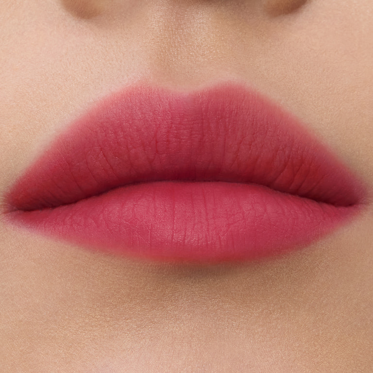 Close-up van lippenstalen van YSL smoked blur kleurvegkleuring in tint #234 Berry Satisfaction.