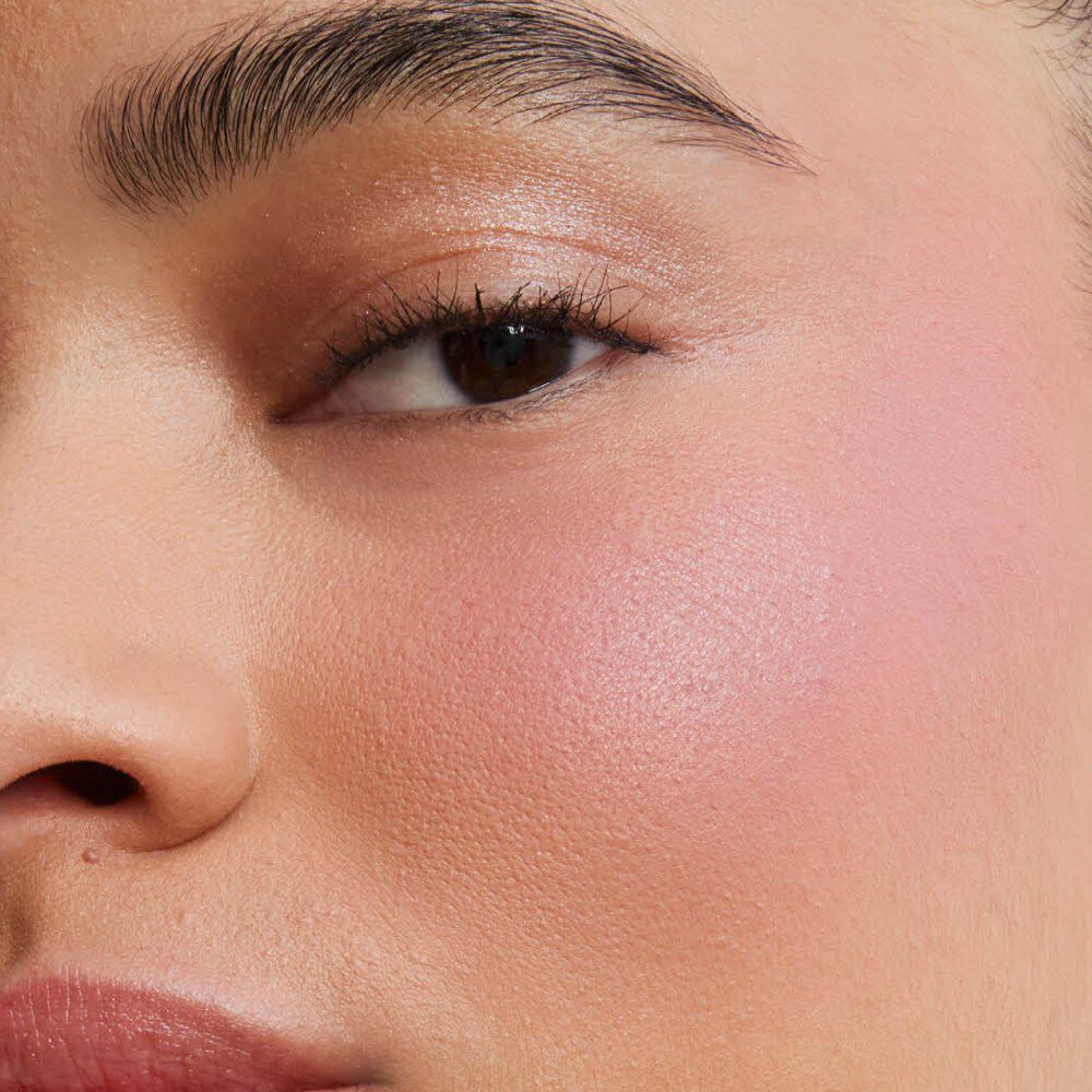 Close-up van een jukbeen dat het licht trotseert: de matte, zachte finish van Make Me Blush Powder, tint #44, voor kleur die je opbouwt, blendt en die opvalt.