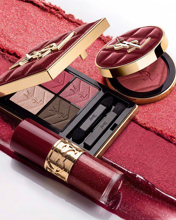 YSL-feestelijke make-upduo op bordeauxrode textuurstrepen met palet en gloss
